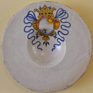 ANCIENT WALL HAT PLATE &ldquo;ARMS&rdquo;  CM. 30