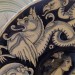 Piatto a cappello con figura e grottesche da cm. 30